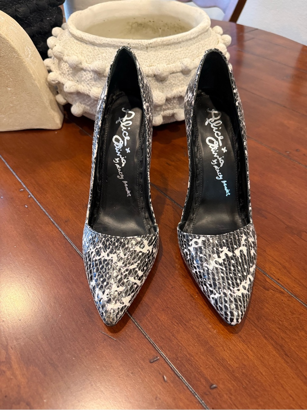 Alice + Olivia Black & White Snake-Print Pointed-Toe Pumps